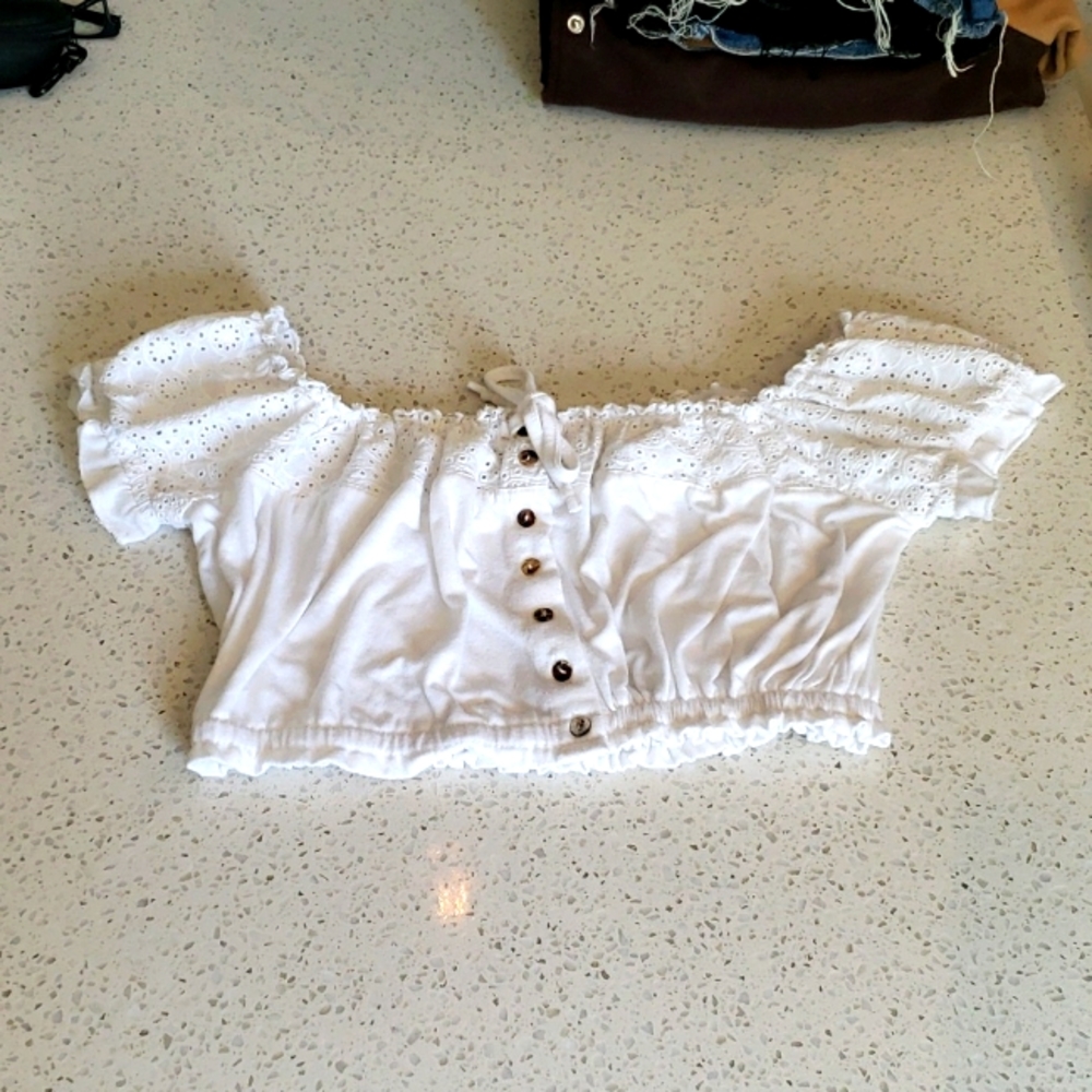 White crop top with stretchy shoulders size L